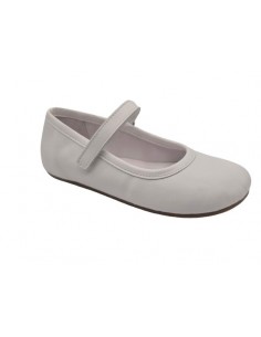 Merceditas barefoot...