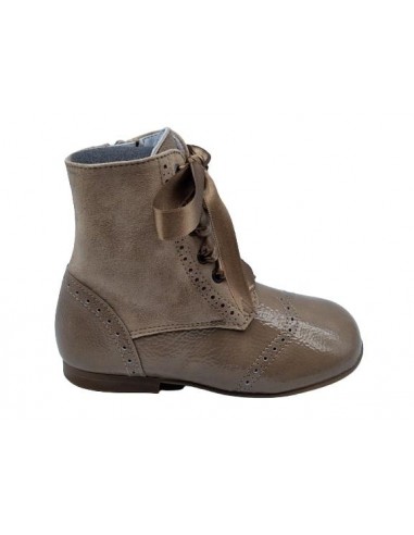 Pascualas de ante y charol para niñas...